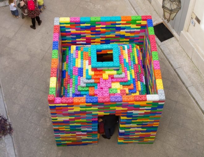 Atelier Microméga, La Madeleine, lego architecture, colorful architecture, Festival des Architectures Vives, french architecture, architecture events 2017, art installations montpellier, montpellier architecture, emerging architects, architectural installations, lego houses, lego huts, colorful brick structures, plastic bricks