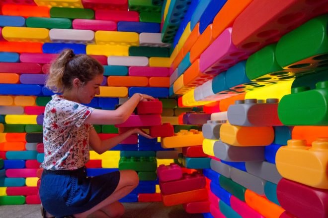 Atelier Microméga, La Madeleine, lego architecture, colorful architecture, Festival des Architectures Vives, french architecture, architecture events 2017, art installations montpellier, montpellier architecture, emerging architects, architectural installations, lego houses, lego huts, colorful brick structures, plastic bricks