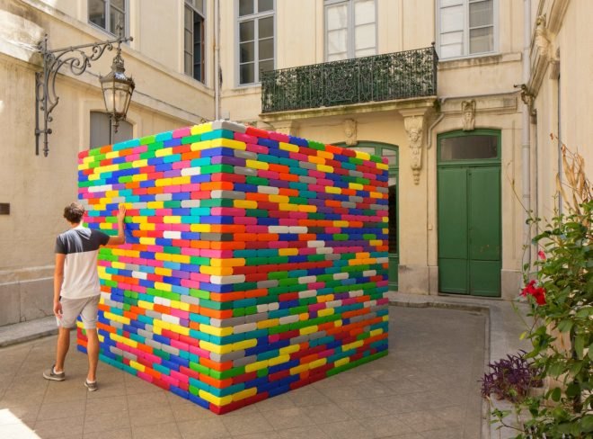 Atelier Microméga, La Madeleine, lego architecture, colorful architecture, Festival des Architectures Vives, french architecture, architecture events 2017, art installations montpellier, montpellier architecture, emerging architects, architectural installations, lego houses, lego huts, colorful brick structures, plastic bricks