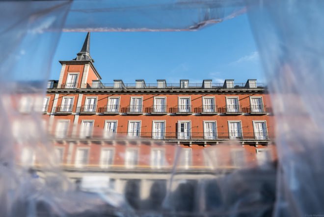 PlasticWaste Labyrinth by Luzinterruptus, PlasticWaste Labyrinth Madrid, PlasticWaste Labyrinth, Madrid Four Seasons art, plastic bottle art, trash art installation, environmental art in Madrid, Plaza Mayor installation, Centennial Celebration of Plaza Mayor