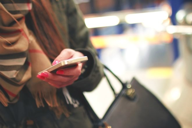 cell phone ban, walking while looking at phone, crosswalk cellphone ban, Honolulu cellphone ban, Honolulu crosswalk law, street safety, distracted walking, Honolulu, Hawaii, texting, ban, fine, pedestrian fatalities, Distracted Walking Law,