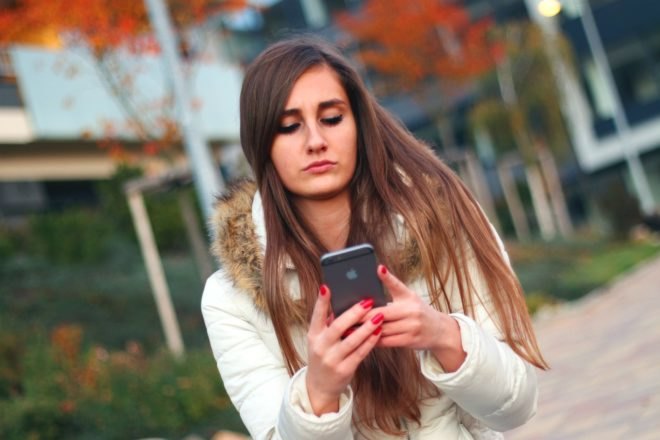 cell phone ban, walking while looking at phone, crosswalk cellphone ban, Honolulu cellphone ban, Honolulu crosswalk law, street safety, distracted walking, Honolulu, Hawaii, texting, ban, fine, pedestrian fatalities, Distracted Walking Law,