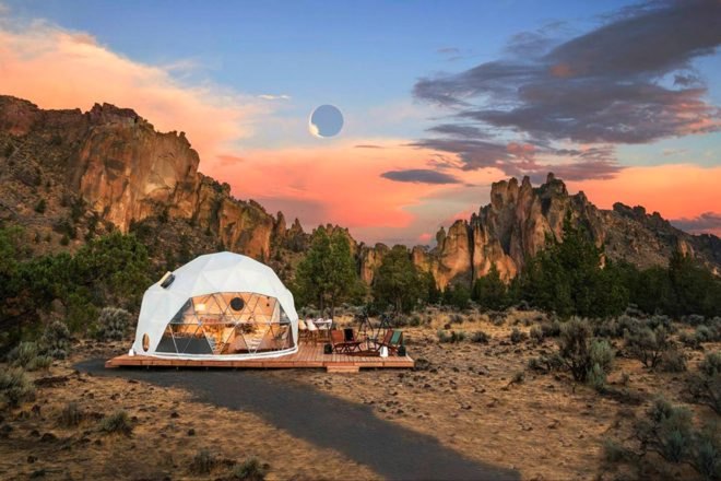 Solar Eclipse Stay, airbnb solar eclipse, solar eclipse 2017, places to see solar eclipse, solar eclipse viewing, airbnb rentals, pod homes, geodesic pods, off grid escapes airbnb, Path of Totality,