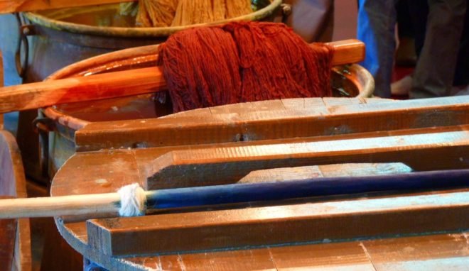 dye, plant dye, plant dyes, popular plant dyes, plants to dye with, dyeing with plants, dye with onion skins, onion skin dye, onion skins, goldenrod dye, blueberry dye, cabbage leaf dye, DIY plant dye, natural dyeing, mordant, mordants, dye, dyes