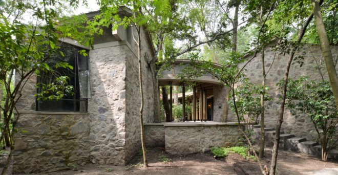 Casa Amacueca, CoA arquitectura, Departamento de Arquitectura, timber, stone, retreat, Mexico, concrete, wooden walkway, gable roof, natural light, courtyard
