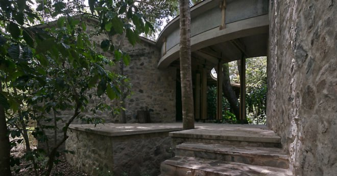 Casa Amacueca, CoA arquitectura, Departamento de Arquitectura, timber, stone, retreat, Mexico, concrete, wooden walkway, gable roof, natural light, courtyard