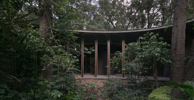 Casa Amacueca, CoA arquitectura, Departamento de Arquitectura, timber, stone, retreat, Mexico, concrete, wooden walkway, gable roof, natural light, courtyard