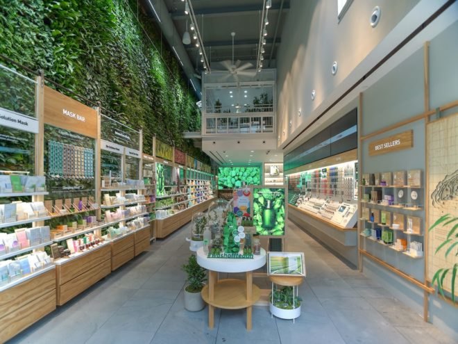 Innisfree green wall, Innisfree Union Square, Innisfree NYC, Innisfree Greenery NYC, Innisfree Green Wall by Greenery NYC, New York City green walls, largest public indoor green wall NYC, tropical plant evergreen green wall