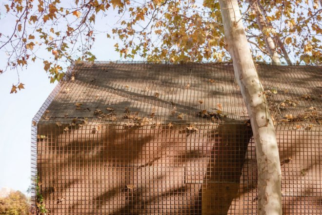 Tennis & Padel school office by BETA.o architecture office, BETA.ø architecture office, prefab office, prefabricated steel architecture, Madrid contemporary office architecture, pine plywood paneling, minimal site impact office design
