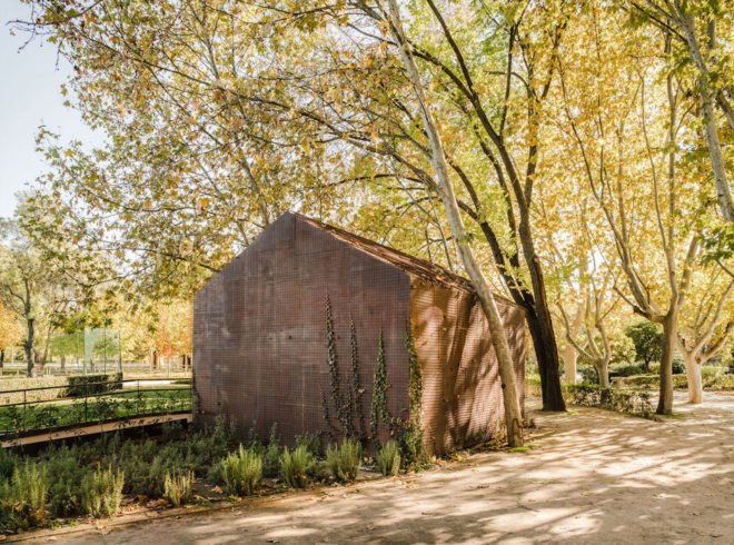 Tennis & Padel school office by BETA.o architecture office, BETA.ø architecture office, prefab office, prefabricated steel architecture, Madrid contemporary office architecture, pine plywood paneling, minimal site impact office design
