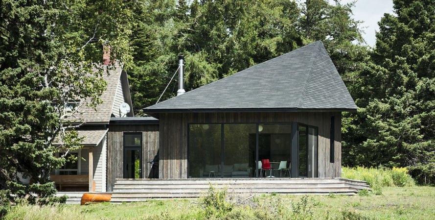 Anik Péloquin, The Sisters, green renovation, timber cladding, Canada, rural architecture, shed roof, overhanging roof, summer house, guest house
