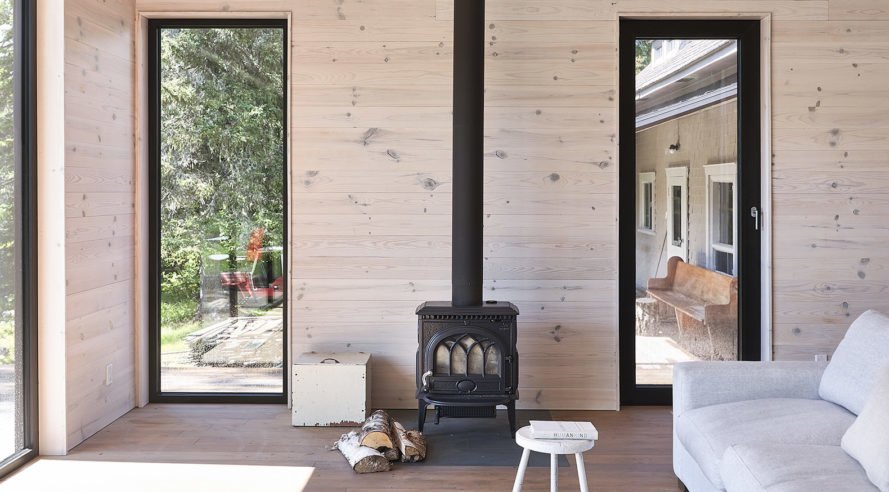 Anik Péloquin, The Sisters, green renovation, timber cladding, Canada, rural architecture, shed roof, overhanging roof, summer house, guest house