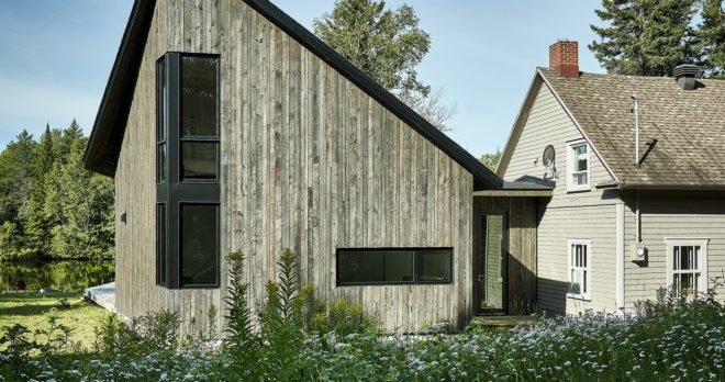 Anik Péloquin, The Sisters, green renovation, timber cladding, Canada, rural architecture, shed roof, overhanging roof, summer house, guest house