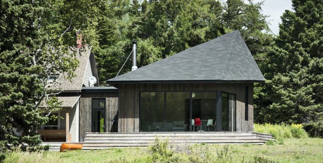 Anik Péloquin, The Sisters, green renovation, timber cladding, Canada, rural architecture, shed roof, overhanging roof, summer house, guest house