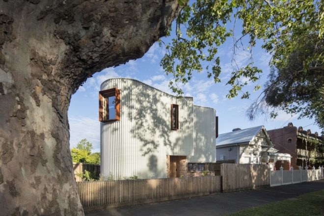 True North by TANDEM Design Studio, pleated steel facade, renovated stables, stables house project, TANDEM Design Studio, curvaceous homes, buildings on triangular plots, insulated double brick construction,