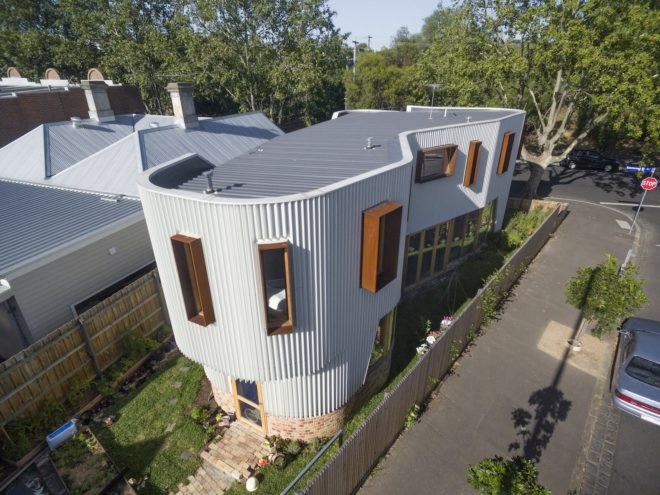 True North by TANDEM Design Studio, pleated steel facade, renovated stables, stables house project, TANDEM Design Studio, curvaceous homes, buildings on triangular plots, insulated double brick construction,