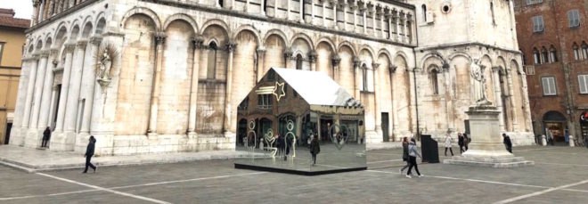 Welcome Difference by Domenico Raimondi, Welcome Difference Italy, Piazza San Michele, Piazza San Michele art installation, Christmas art installations, contemporary nativity scene, mirrored modern nativity scene, mirrored art pavilion, Andare oltre si può Christmas