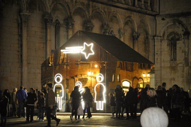 Welcome Difference by Domenico Raimondi, Welcome Difference Italy, Piazza San Michele, Piazza San Michele art installation, Christmas art installations, contemporary nativity scene, mirrored modern nativity scene, mirrored art pavilion, Andare oltre si può Christmas