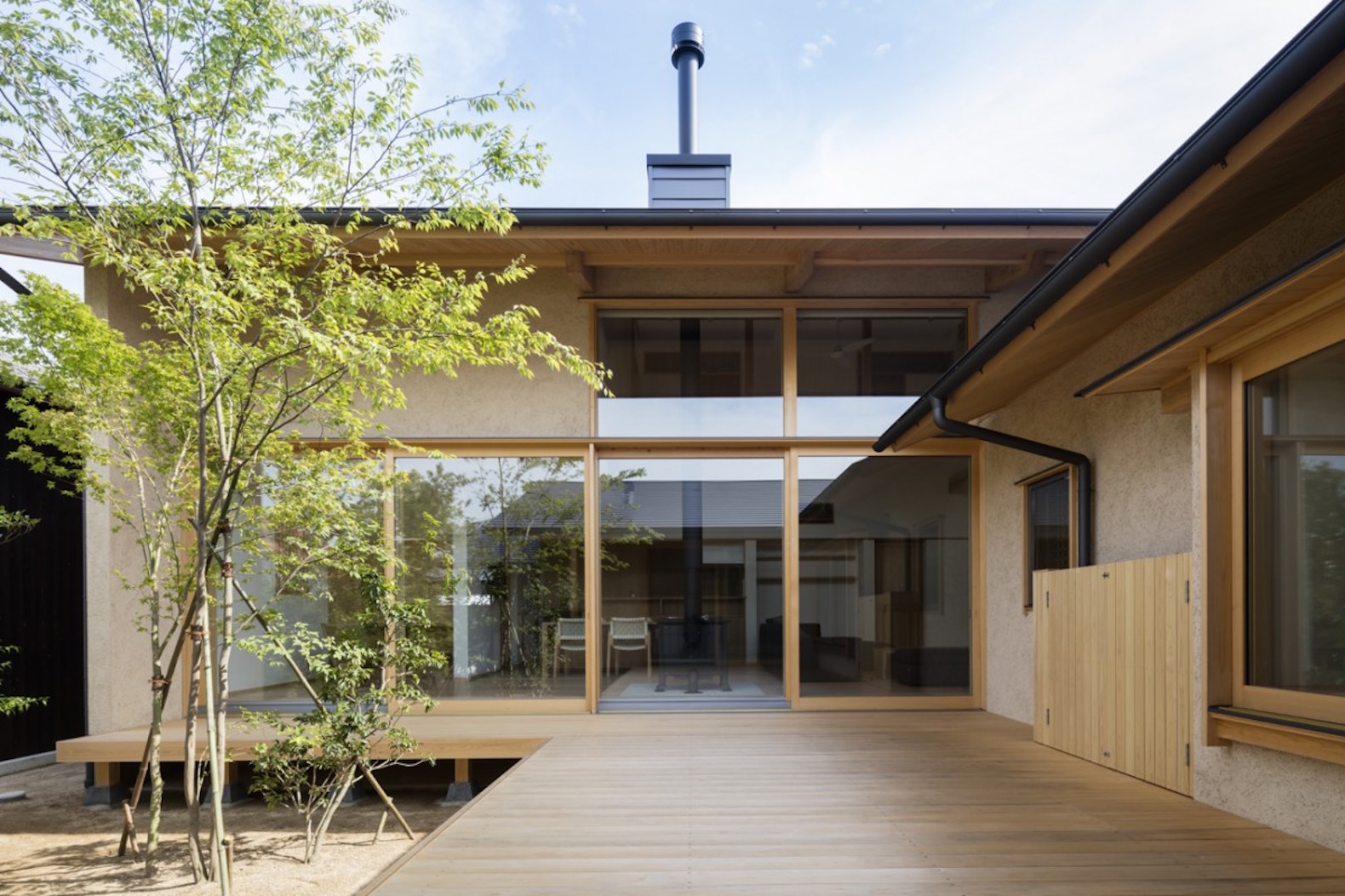 Hiiragi’s house by Takashi Okuno, Hiiragi’s House in Japan, Takashi Okuno architecture, courtyard house architecture, modern courtyard house, natural materials Japanese architecture, stack effect in an eco-friendly home