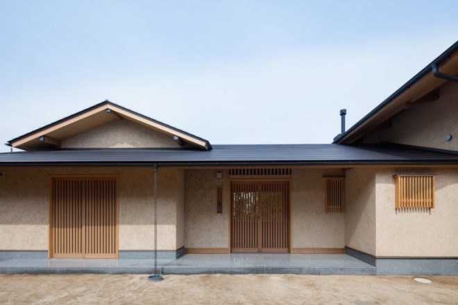 Hiiragi’s house by Takashi Okuno, Hiiragi’s House in Japan, Takashi Okuno architecture, courtyard house architecture, modern courtyard house, natural materials Japanese architecture, stack effect in an eco-friendly home