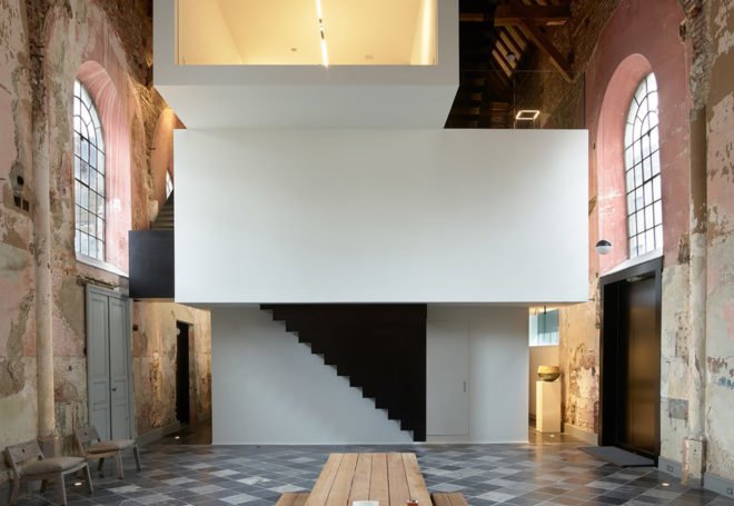 Kapel De Waterhond, conversion, church conversion, Belgium, office space, minimalist, minimalist interior, Klaarchitectuur, Gregory Nijs, green interior, domed ceiling