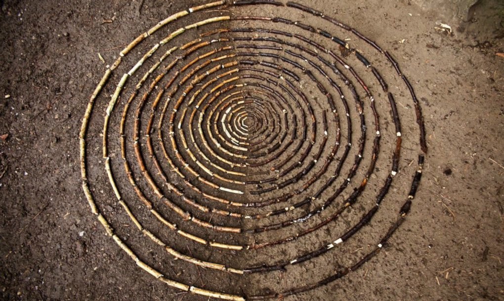 Artist Uses Materials Found In Nature To Create Elaborate Cairns And 