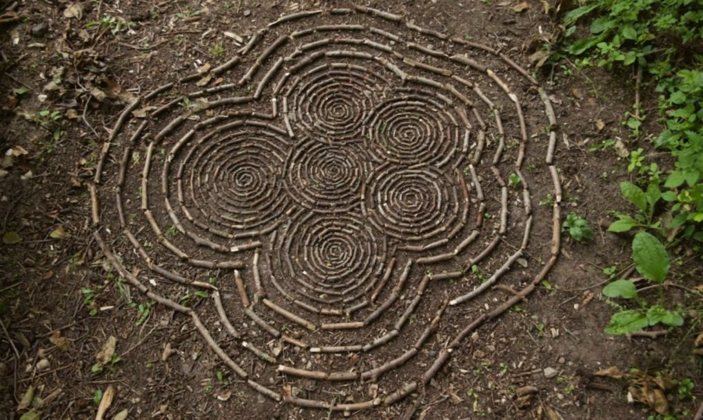 Artist Uses Materials Found In Nature To Create Elaborate Cairns And 