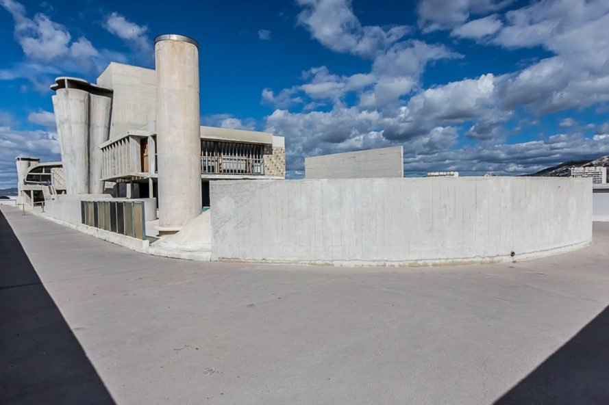Le Corbusier’s Cité Radieuse, Duplex G Cité Radieuse, Le Corbusier Cite Radieuse, La Cité Radieuse, le corbusier apartment for sale, le corbusier architecture, 20th century architecture,le corbusier complex for sale, iconic architecture, iconic architects, modernist architecture, modernist architecture for sale, Unité d’Habitation 