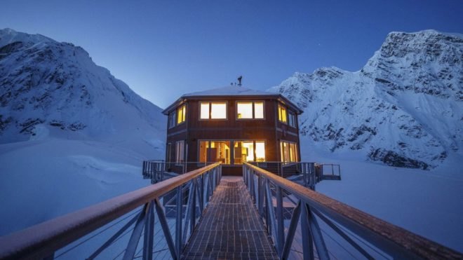 Sheldon Chalet, chalet, Alaska, luxury resort, glacier, ski resort, green architecture, extreme weather, fireplace, northern lights