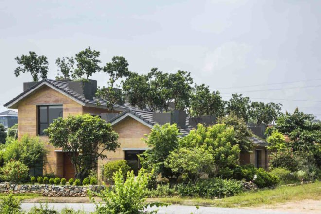 Dong Anh House by Vo Trong Nghia Architects, Dong Anh House in Hanoi, Dong Anh House in Vietnam, rammed earth modern architecture, rammed earth architecture in Hanoi, rammed earth housing in Vietnam, contemporary rammed earth house, fruit trees on a roof,