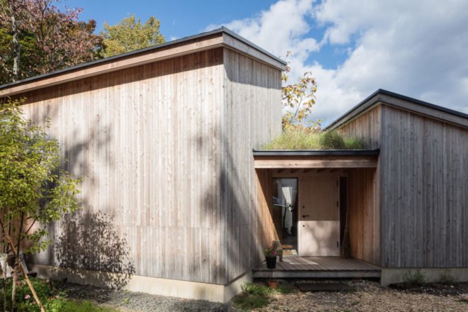 A sunken entrance between two cabins.