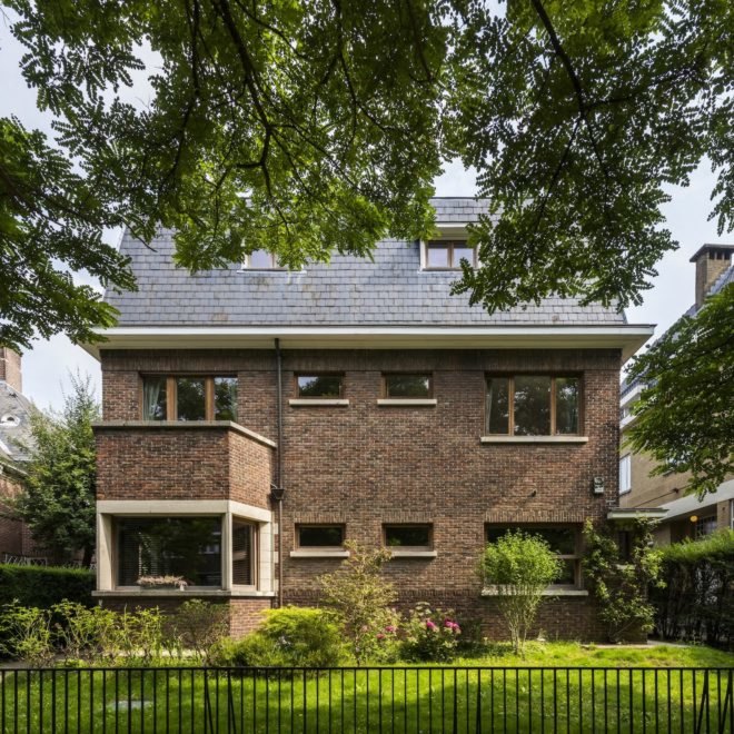 MILU by Qatarchitecten, green roof concrete extension, MILU house in Ghent, Ghent renovation and extension, board formed concrete extension, board formed concrete structural walls, operable glass garden backyard doors,
