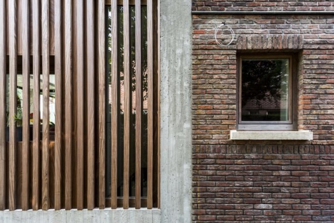 MILU by Qatarchitecten, green roof concrete extension, MILU house in Ghent, Ghent renovation and extension, board formed concrete extension, board formed concrete structural walls, operable glass garden backyard doors,