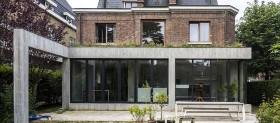 MILU by Qatarchitecten, green roof concrete extension, MILU house in Ghent, Ghent renovation and extension, board formed concrete extension, board formed concrete structural walls, operable glass garden backyard doors,