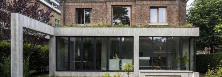 MILU by Qatarchitecten, green roof concrete extension, MILU house in Ghent, Ghent renovation and extension, board formed concrete extension, board formed concrete structural walls, operable glass garden backyard doors,
