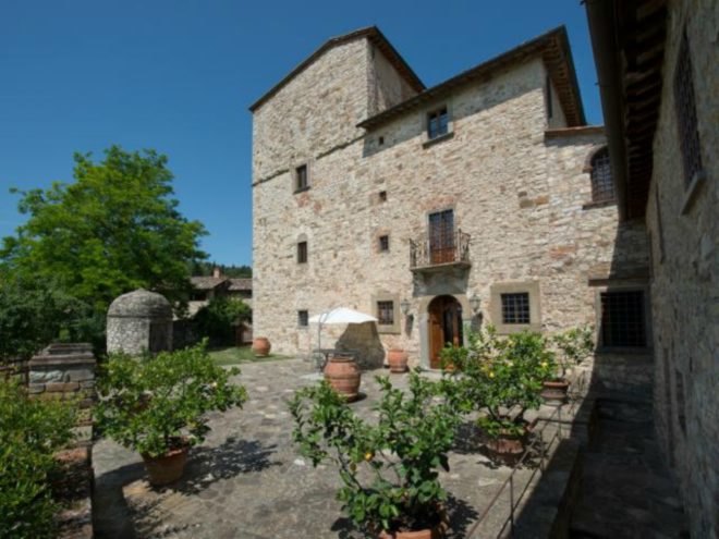 Michelangelo's former Tuscan villa, Michelangelo's former Tuscan villa for sale, living in tuscany, michelangelo's tuscan home, tuscany homes for sale, historic homes for sale, Handsome Properties International, brick homes, tuscany real estate, buying a historic home, brick homes, terracotta floors, vaulted ceilings, tuscan homes, interior design, historic home renovation, home renovation