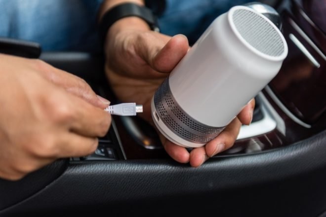 plugging luft qi in the car with USB charger