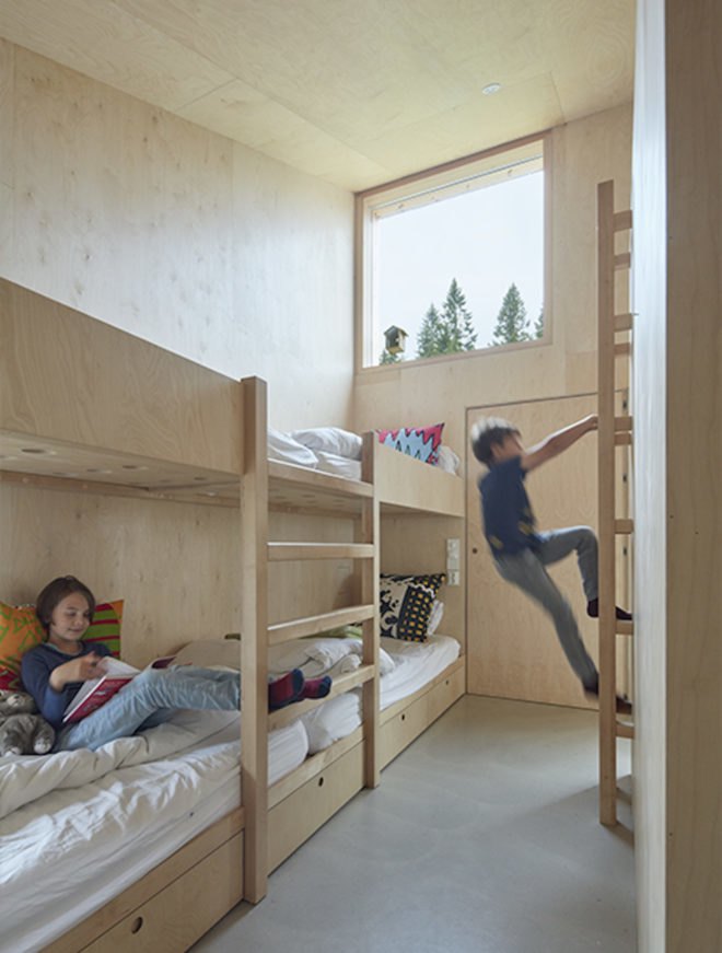 Plywood bunkbeds Mylla Cabin by Mork-Ulnes Architects