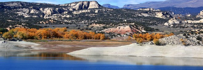 Desert landscape with a lake in the foreground and mountains in the background