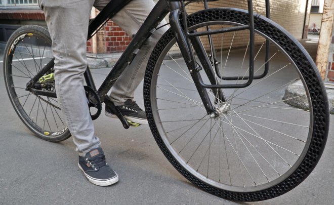 A cyclist rides a bike with BigRep's 3D-printed airless bicycle tires