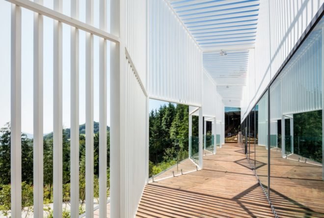 a zigzag walkway with white posts