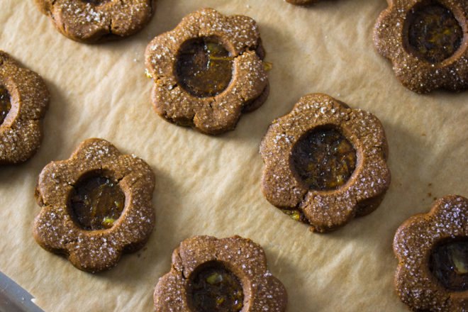 Flower-shaped vegan gingerbread marmalade sandwich cookies