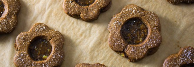 Flower-shaped vegan gingerbread marmalade sandwich cookies