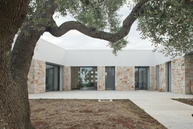 small patio area between the home's bedrooms