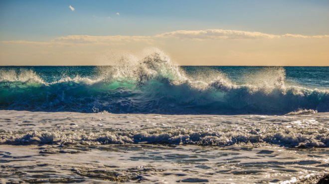 ocean wave crashing and splashing