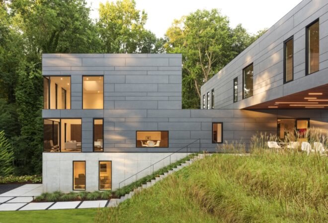 gray perpendicular volumes with several windows
