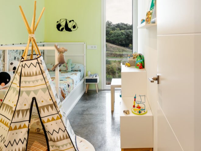 children's room with teepee