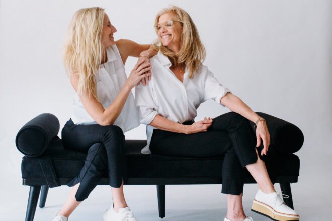 Nancy and Hannah, founders of époque evolution, sitting on a sofa