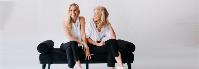 Hannah and Nancy, founders of époque evolution, sitting on a sofa