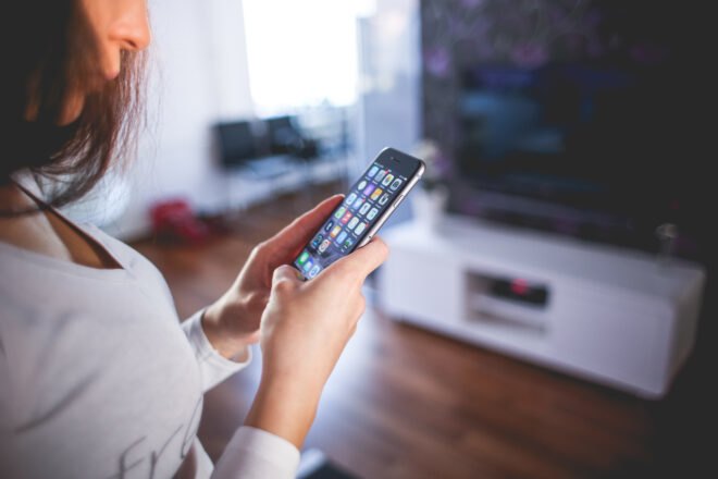 women used apps on smartphone